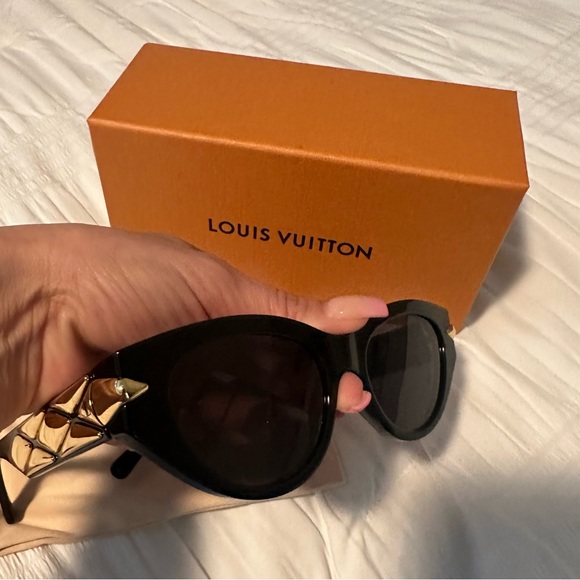 Brand new LV woman sunglasses. Comes with original packaging and case. - Picture 3 of 3